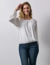 Blusa blanca texturizada, marca Harper, de manga larga con terminación fruncida y ruedo con frunce. Tiene forro interno a tono.