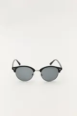 Lentes de sol con montura negra y plateada, y cristales grises.