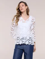 Chaqueta de encaje calado blanco, con escote en V, frente abierto y mangas 3/4 acampanadas con terminación festonada.