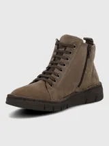 Bota acordonada de cuero gamuzado color marrón, con suela de poliuretano flexible y diseño de caña baja.