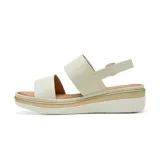 Sandalia de taco corrido color beige, con dos tiras frontales, hebilla ajustable en el talón y detalle de herraje metálico circular dorado.