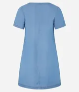 Vestido corto de color azul claro, confeccionado en liocel, con cuello redondo, mangas cortas y detalle de costura horizontal en el busto. Cuenta con bolsillos laterales.