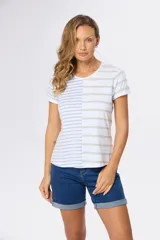 Remera de manga corta y cuello redondo, con diseño de rayas horizontales en combinación de celeste y verde sobre fondo blanco.