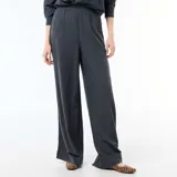 Pantalón palazzo color azul marino, de tiro alto con cintura elástica y diseño amplio de perneras rectas.