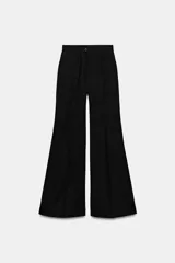 Pantalón de tiro alto con diseño flare, confeccionado en tela de color negro. Presenta cinco bolsillos, cintura con trabillas y cierre frontal con cremallera y botón.