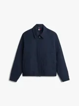 Campera azul marino de tejido técnico de Tommy Hilfiger, con cierre frontal de cremallera, cuello camisero, bolsillos laterales y parche engomado en la manga.