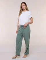 Pantalón verde militar de lino y rayón, de calce holgado y pierna recta. Cuenta con cintura elastizada con cordón ajustable y bolsillos laterales.