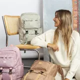 Mochila de gran capacidad color beige, confeccionada en nylon. Cuenta con múltiples compartimentos frontales con cierre y hebillas ajustables, bolsillos laterales y correas acolchadas para mayor comodidad.