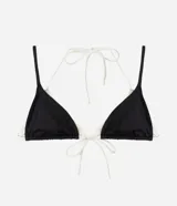 Top de bikini triangular de microfibra, color negro con bies contrastante en color blanco, tazas removibles y tiras finas para atar al cuello y en la espalda.
