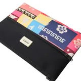 Cartuchera Rip Curl con estampado multicolor y cierre superior.