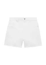 Short de jean blanco de tiro alto, con cierre de cremallera y botón, cinco bolsillos y diseño recto.