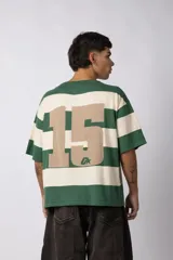 Remera de tejido de punto con diseño de rayas horizontales anchas en color bordó y crema, de corte oversize y cuello redondo.