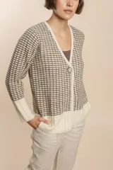 Cardigan tejido de lana color beige con diseño de waffle en blanco.
