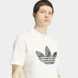 Remera Adidas Monogram de corte clásico y manga corta, confeccionada en tejido de punto blanco, con el logotipo del trébol de Adidas con estampado de monograma en el frente.
