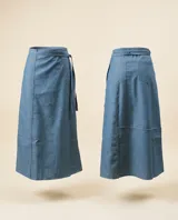 Falda larga de denim color celeste, de corte recto y diseño envolvente con tiritas para anudar en la cintura. Presenta costuras a la vista.