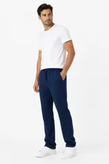 Pantalón de jogging azul marino con cordón ajustable en la cintura y bolsillos laterales.
