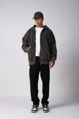 Campera con capucha y cierre frontal, de corte oversize y acabado acid wash. Presenta costuras curvas estructuradas en el frente y la espalda, bolsillos tipo canguro y puños acanalados.
