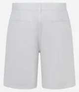Bermuda de sarga color blanco, de corte recto y diseño básico con bolsillos laterales y traseros.