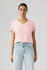 Remera Levi's de manga corta y cuello en V, en color rosado, con pequeño logo bordado en el pecho.