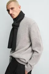 Jersey de punto con hilatura de lana, corte regular fit, cuello redondo y manga larga con acabados en rib.