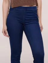 Pantalón jegging de tiro medio en tejido de denim azul, con calce ajustado skinny, cintura elastizada y bolsillos traseros funcionales.