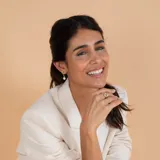 Medio aro de oro 18k con perla de cultivo colgante. Diseño minimalista y elegante.