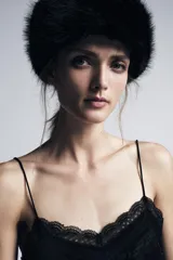 Gorro tipo beanie de punto con detalle de vuelta en el borde con aplicación de pelo sintético a tono.