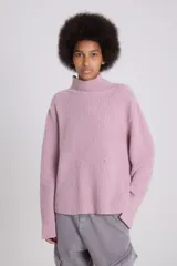 Sweater tejido color lila con cuello alto y diseño de punto inglés con diagonales.