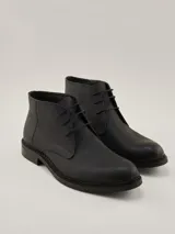 Botas de cuero marrón de caña baja con cordones y suela con costura visible, de la marca Benson & Thomas, modelo Morus 5.0.