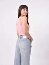 Top deportivo sin mangas color azul, de tejido acanalado y corte crop.