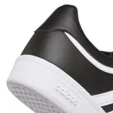 Championes Adidas Hoops 4.0 de diseño urbano inspirado en el básquet, confeccionados en cuero sintético negro con las icónicas tres tiras laterales en blanco y suela de goma blanca.