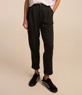 Pantalón jogger gris oscuro con estampa de raya de tiza, cintura de sastrería con pliegues delanteros y bajo plegado.