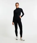 Campera deportiva negra confeccionada en poliamida y elastano, con cuello alto, cierre delantero por cremallera y bolsillos laterales.