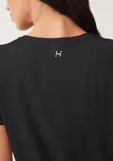 Blusa deportiva de manga corta con cuello redondo, confeccionada en tejido técnico con protección UV.