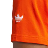 Remera naranja de corte clásico con logo de Adidas estampado en el pecho.