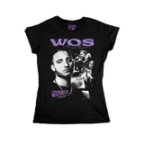 Remera negra entallada con estampa frontal gráfica en tonos blanco y violeta que incluye el nombre del artista Wos y la leyenda Oscuro Extasis.