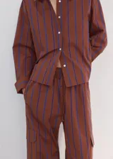 Pantalón cargo de algodón con diseño a rayas, cintura ajustable con elástico y bolsillos laterales con solapa.