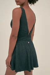 Minifalda de tela de traje de baño color negro con protección UV50. Ideal para usar sobre el traje de baño en la playa o la piscina.