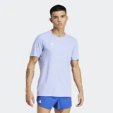 Remera de running Adidas Adizero Essentials, color lila claro, de corte ajustado y manga corta. Presenta un logo pequeño en color amarillo flúor en el pecho y paneles laterales de malla en gris claro.