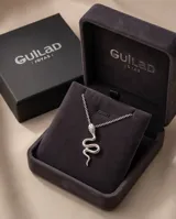Collar de cadena fina de acero con baño de plata y dije colgante en forma de serpiente con detalle de piedra brillante en la cabeza.