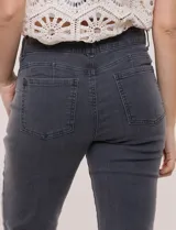 Jean recto de tiro alto de la marca Ruby Rd, confeccionado en denim azul. Presenta diseño de cinco bolsillos, cierre frontal con botón y cremallera, y pretina con pasadores para cinturón.
