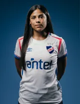 Camiseta de fútbol Umbro del Club Nacional de Football, modelo Home Oficial 2025 para mujer. Diseño en color blanco con detalles tricolores en los hombros, cuello y mangas, y el escudo del club bordado en el pecho junto al logo de Umbro y patrocinadores.