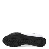 Championes Puma modelo Catch, de diseño urbano en color negro con detalles en blanco. Presentan cierre con cordones, logo de la marca en el lateral y en la puntera, y suela de perfil bajo.