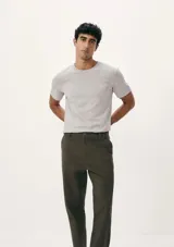 Camiseta básica de manga corta y cuello redondo, color rojo oscuro.