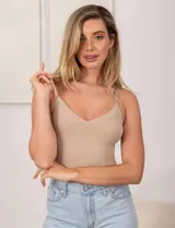 Musculosa tipo viso de microfibra color beige, con escote en V, tirantes regulables y detalles de malla en los bordes.