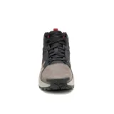 Championes de caña media Caterpillar, modelo Grapple Leather, con diseño robusto en tonos gris, negro y detalles en rojo. Presenta una combinación de cuero y materiales sintéticos, con suela dentada de alto agarre y cierre con cordones.