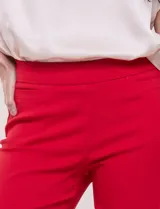 Pantalón de gabardina elastizada color beige, de tiro medio y calce slim. Cuenta con diseño pull-on sin cierres ni botones, cintura ancha, bolsillos delanteros simulados y bolsillos traseros ojal.