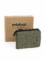 Billetera compacta Mistral de color verde oliva, con cierre perimetral y bolsillo frontal externo. Presenta el logo de la marca grabado en el frente.