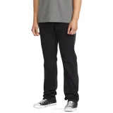 Pantalón jean Volcom modelo Solver Denim, de corte recto y color negro, confeccionado con tejido elástico.