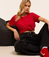 Remera básica de manga corta y cuello redondo, confeccionada en algodón. Presenta un corte clásico y versátil.